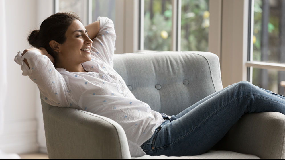 Žena usazená v křesle dýchá čistý vzduch_04