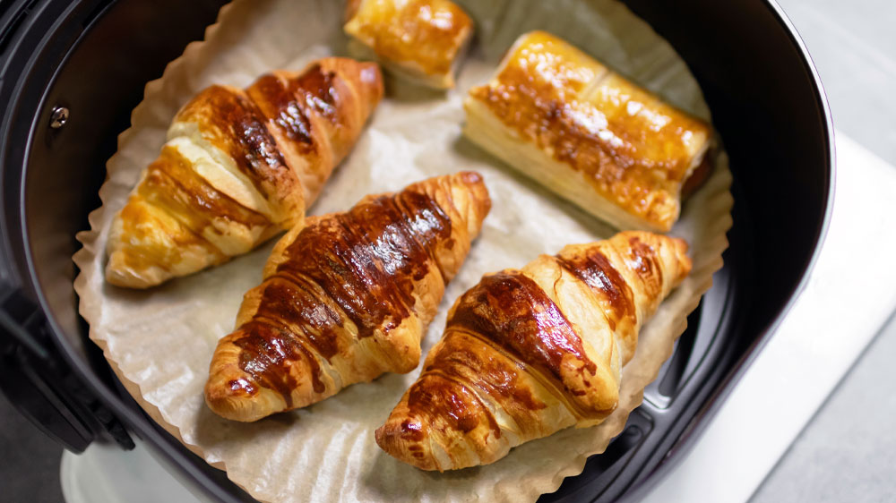 Croissanty pečen&eacute; v horkovzdu&scaron;n&eacute; frit&eacute;ze_04