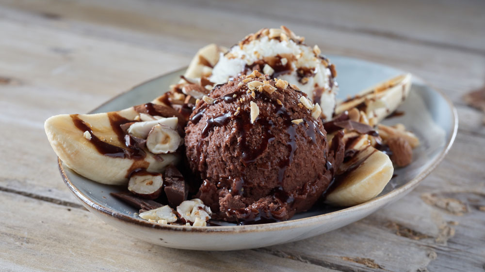 Zmrzlina s banánem na talíři_03