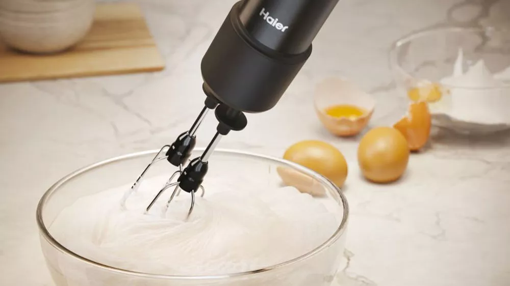 Tyčov&yacute; mix&eacute;r Haier HHB5B5/1 011 počas &scaron;ľahania_03