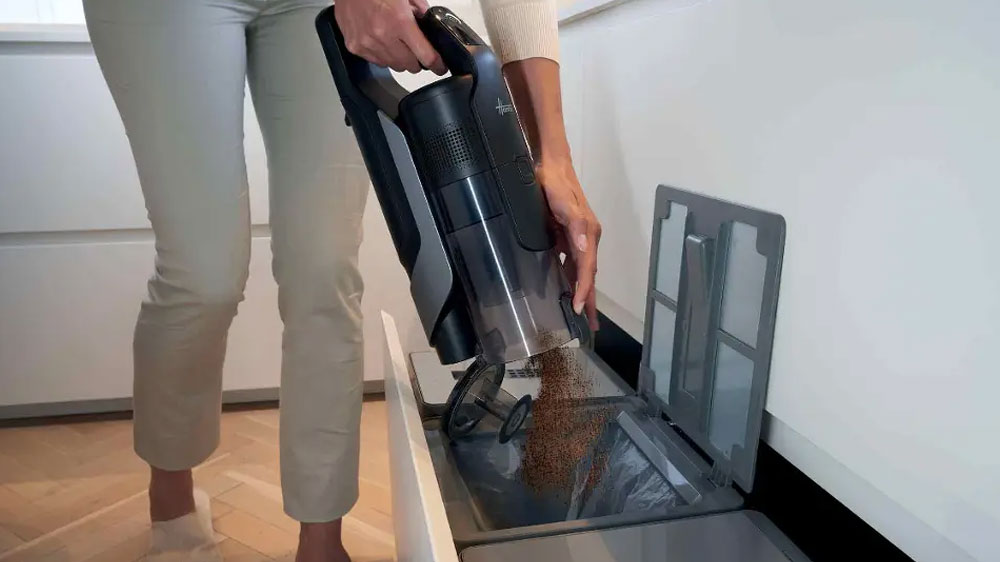 Žena vyprazdňující nádoby na prach vysavače Hoover HF610H 011_04