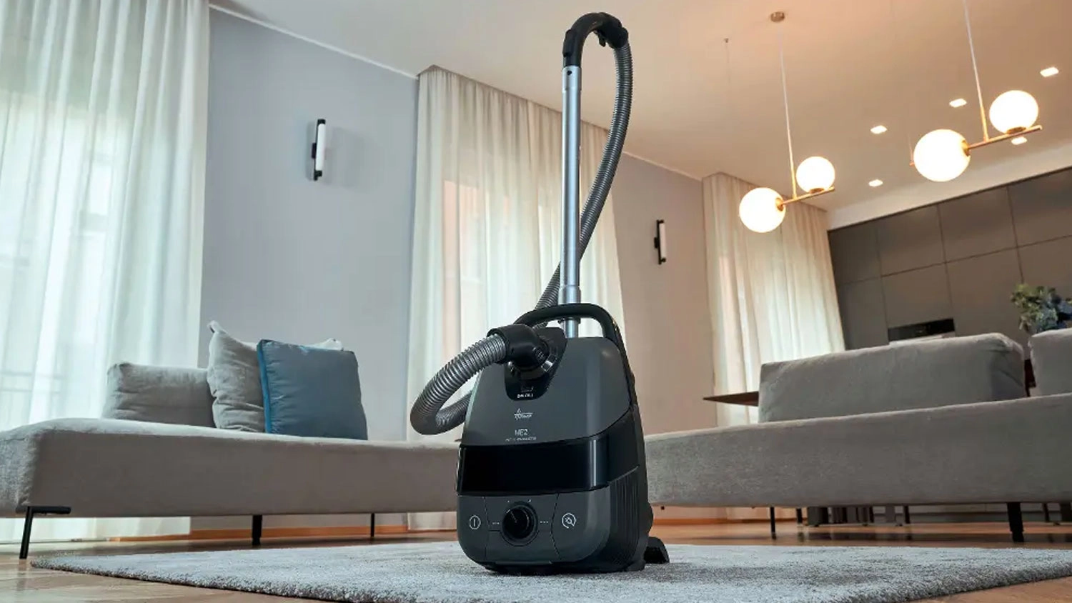 Sáčkový vysavač Hoover HE210P 011 v obýváku