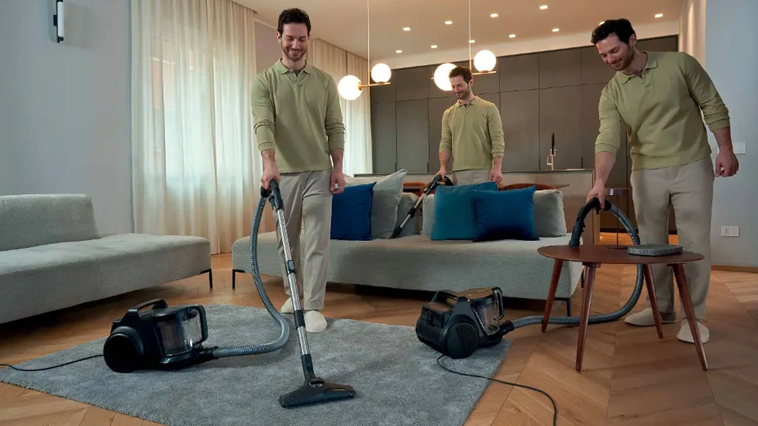Muž při upratovan&iacute; s vys&aacute;vačom Hoover HP410H 011 HP4