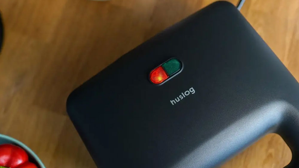 Detail svetelnej signalizácie sendvičovača Huslog AK-180149 na doske stolu medzi miskami so zeleninou_03