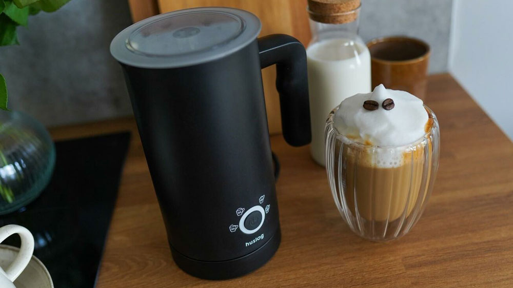 Napeňovač mlieka Huslog AK-0949 s kávou a mliekom v pohári_02