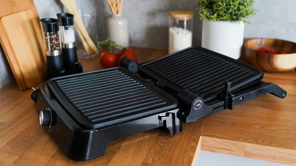 Kontaktný gril Huslog AK-2249 v otvorenom stave_03