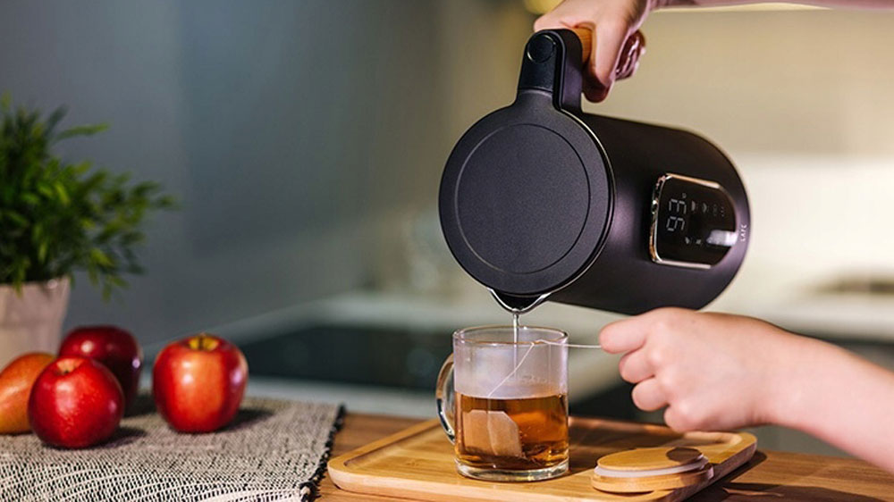 Kanvica Huslog AK-02014H s šálkou čaju na stole_02