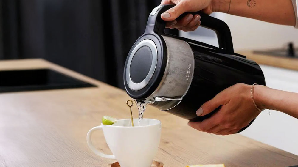 Př&iacute;prava n&aacute;poje s rychlovarnou konvic&iacute; Huslog AK-0832_02