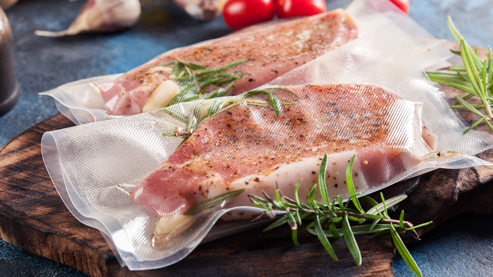 Dva plátky mäsa s bylinkami vo vákuovom obale_03