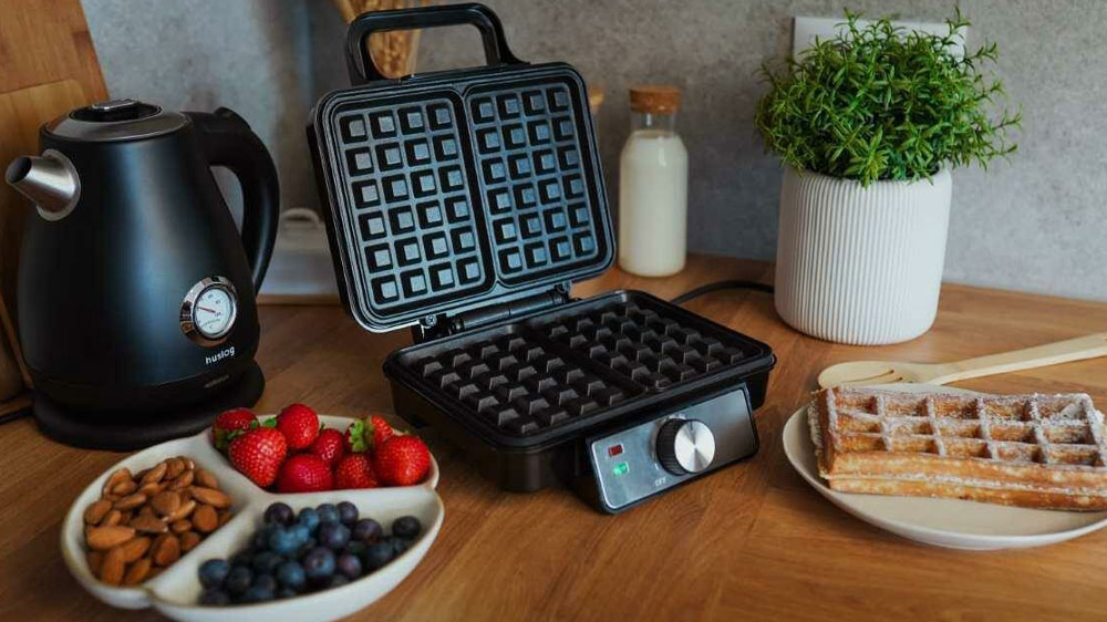 Vafle, ovocie a kanvica s vaflovačom Huslog AK-2149_02