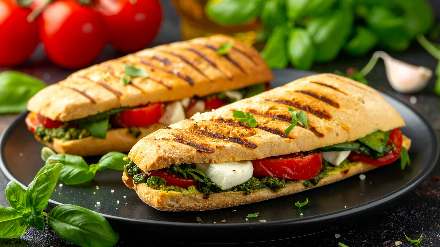 Dvě panini na talíři.