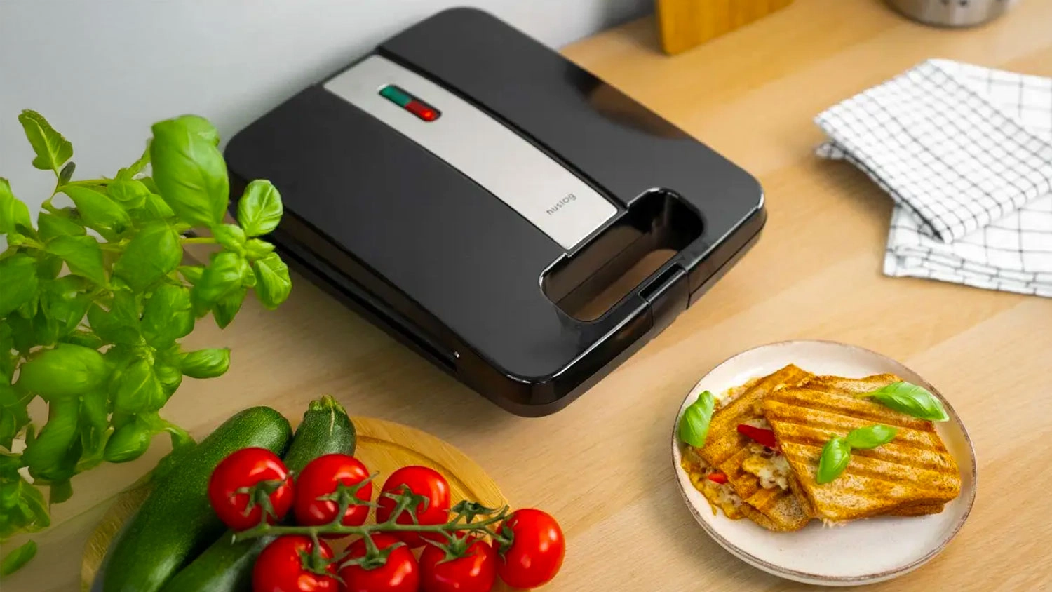 Toustovač Huslog Panini na kuchyňské lince a vedle hotové tousty