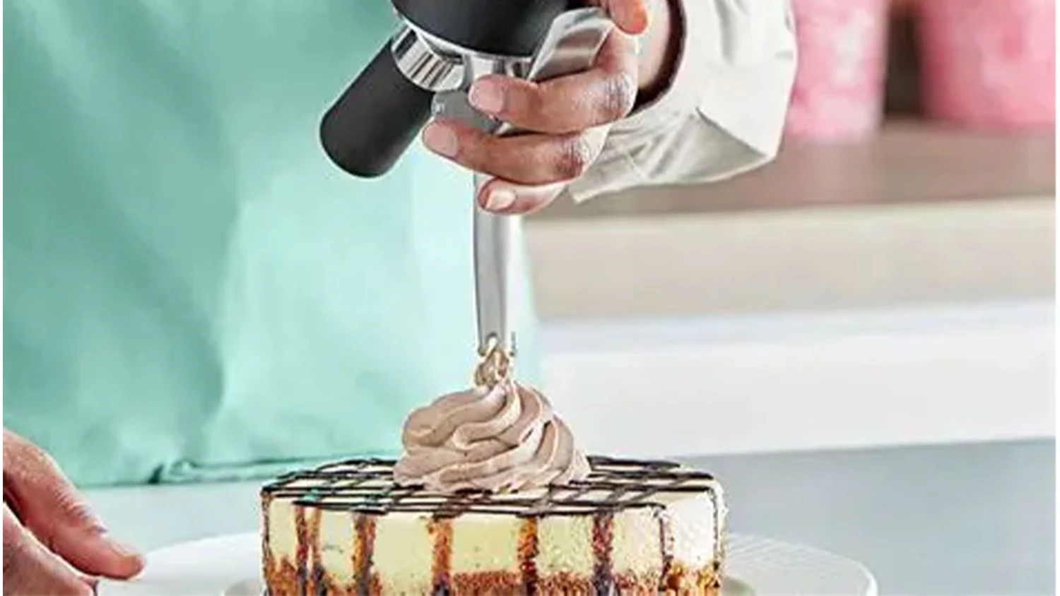 Šlehačková láhev iSi Professional Cream Profi Whip 1630 01 při přípravě krémových ozdob na dezert