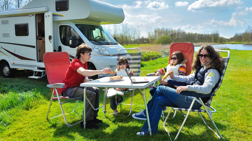 Lid&eacute; si vychutn&aacute;vaj&iacute; j&iacute;dlo u karavanu_02