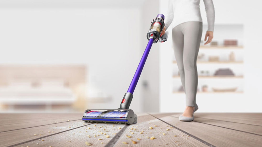 Žena uklízí s vysavačem Dyson V11_02