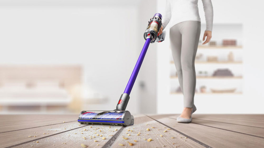 Žena uklízí s vysavačem Dyson V11_02