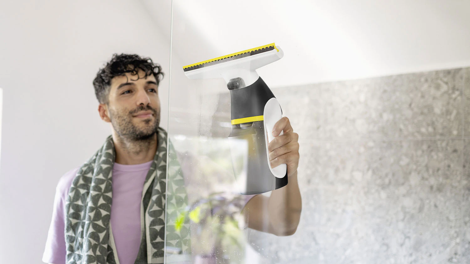 Muž um&yacute;v&aacute; sprchov&yacute; kout s K&auml;rcher WV 3 Comfort Precision