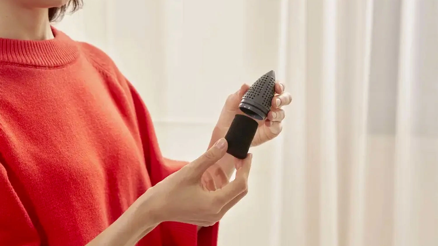 Žena men&iacute; filter v pr&iacute;stroji