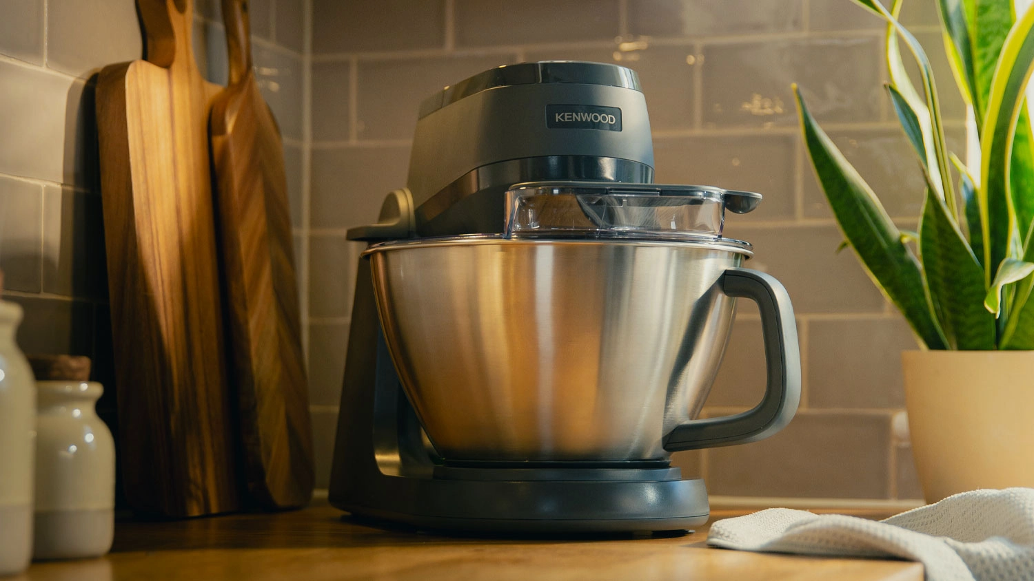 Kuchyňský robot Kenwood KHC30.045GY při práci