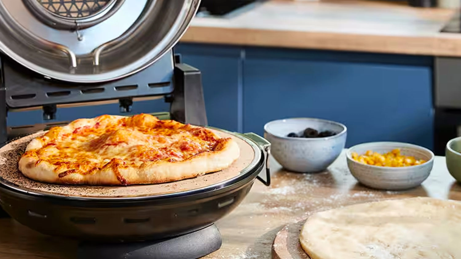 Pizza pec Kenwood pripravuje pizzu