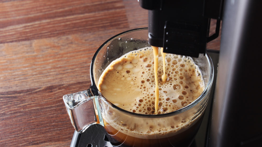 K&aacute;va tekouc&iacute; z automatick&eacute;ho k&aacute;vovaru do skleněn&eacute;ho hrnečku_02