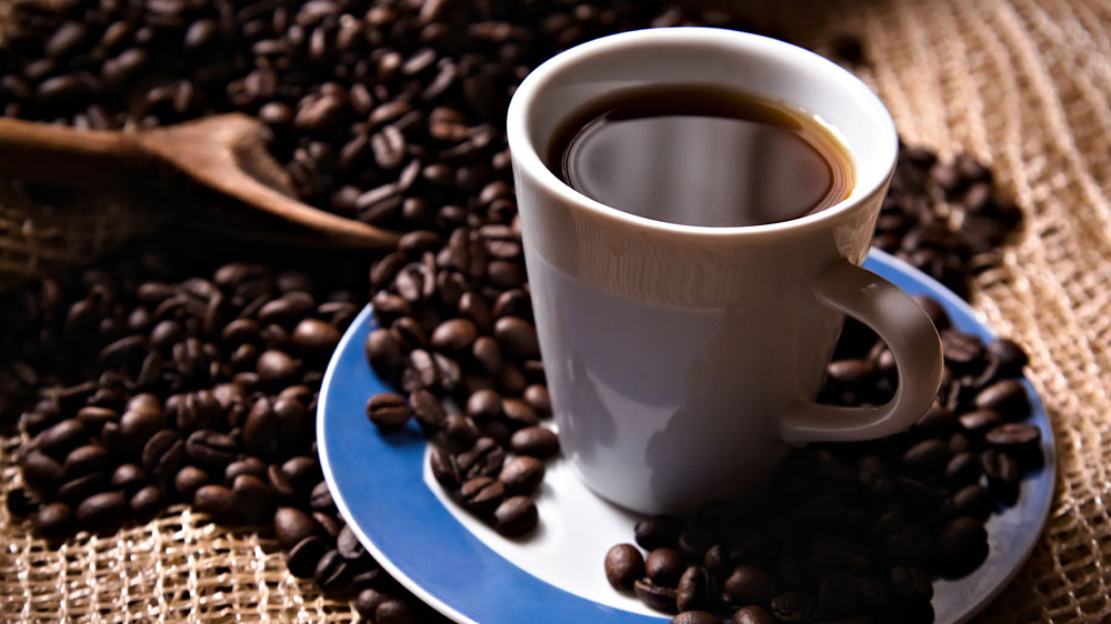 K&aacute;va v &scaron;&aacute;lku na pod&scaron;&aacute;lku s k&aacute;vov&yacute;mi zrny okolo_03