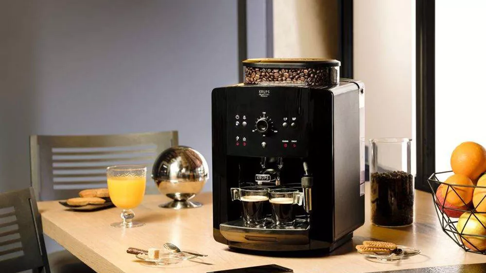 Krups Arabica EA8110 na stole_03
