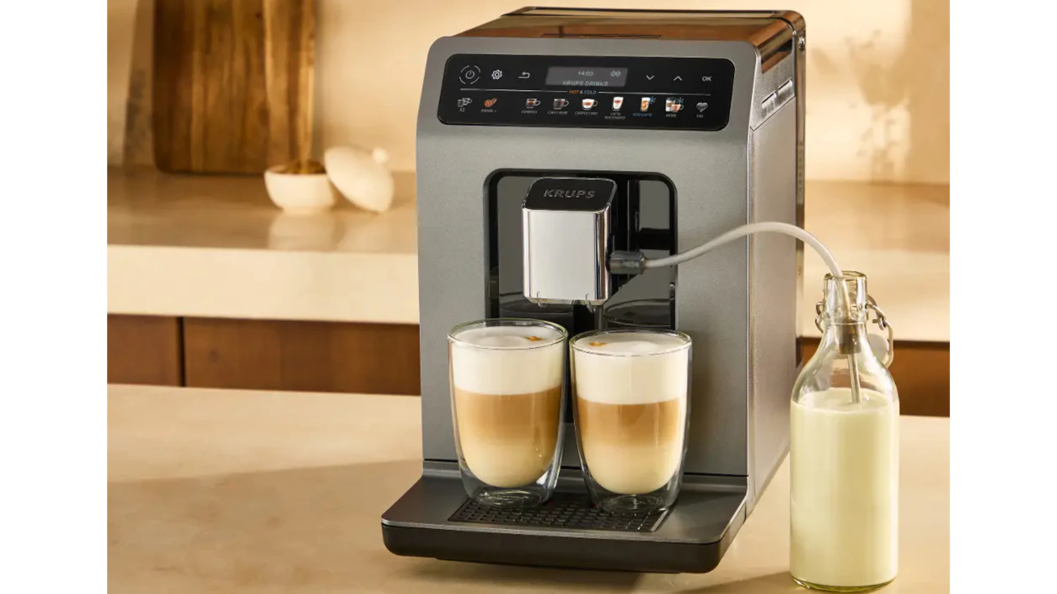 Automatick&yacute; k&aacute;vovar KRUPS Evidence Hot & Cold EA898GF0 a dvě ml&eacute;čn&eacute; k&aacute;vy