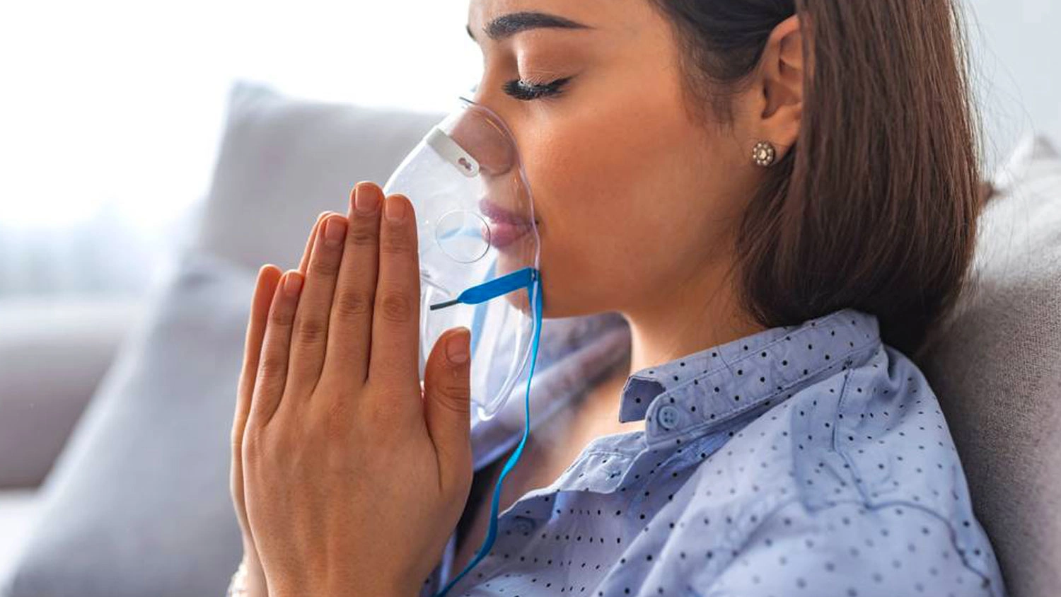 Žena m&aacute; na nose masku inhal&aacute;toru Laica NE2015