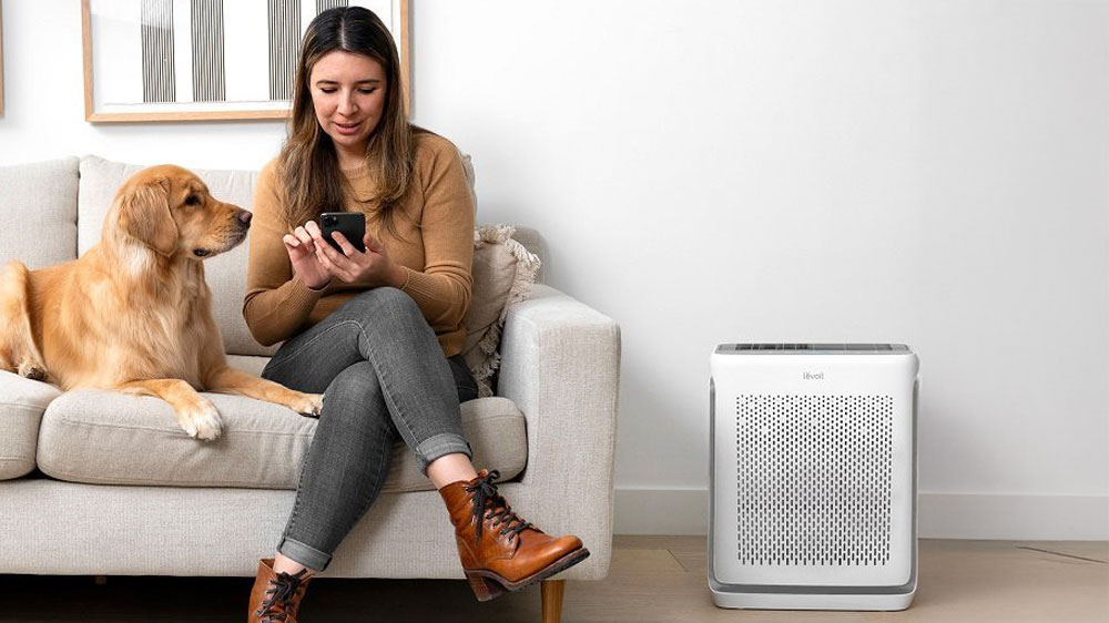 Žena ovl&aacute;daj&iacute;c&iacute; čističku vzduchu Levoit Vital 200S PRO SMART ze sv&eacute;ho mobiln&iacute;ho telefonu_05