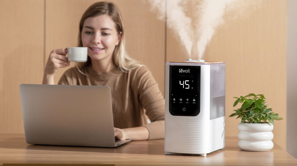 Žena v místnosti se zvlhčovačem vzduchu Levoit OasisMist 450S SMART_02