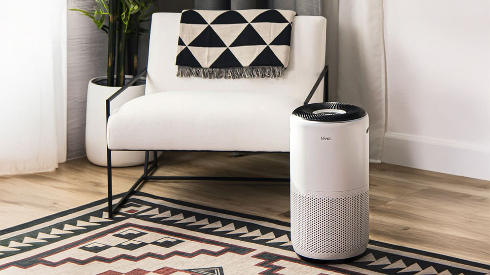 Čistička vzduchu Levoit pred pohovkou_02
