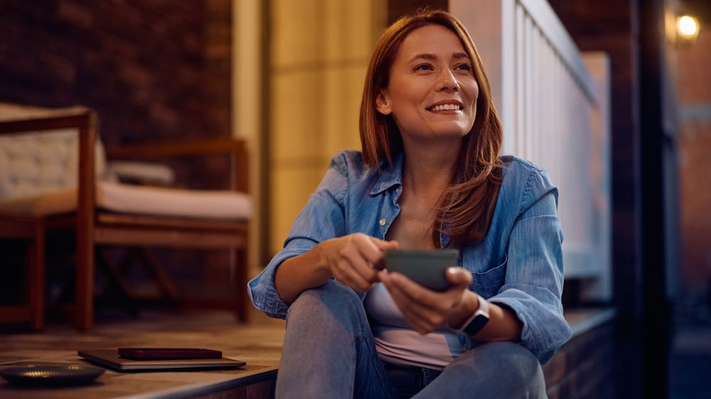 Žena pije kávu v pohodlí domova_02