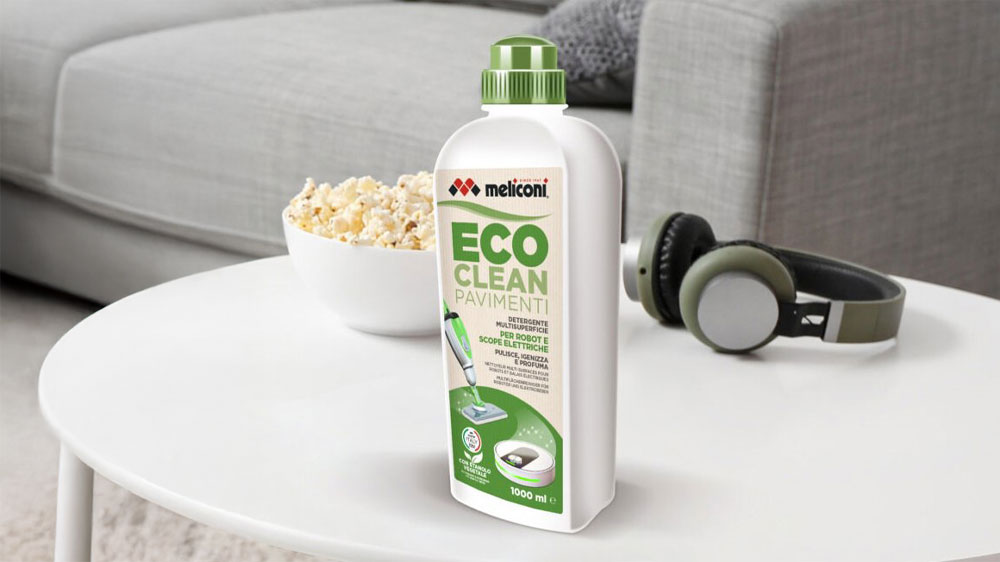 Tekutý čistič na stolku s popcornem a sluchátky_02