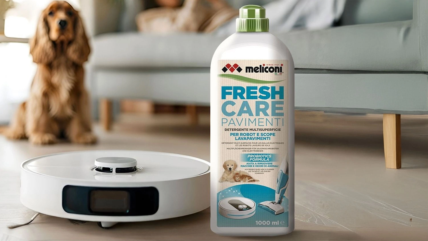 Čistic&iacute; prostředek Meliconi 621035 Fresh care stoj&iacute; vedle robotick&eacute;ho vysavače s pejskem v pozad&iacute;