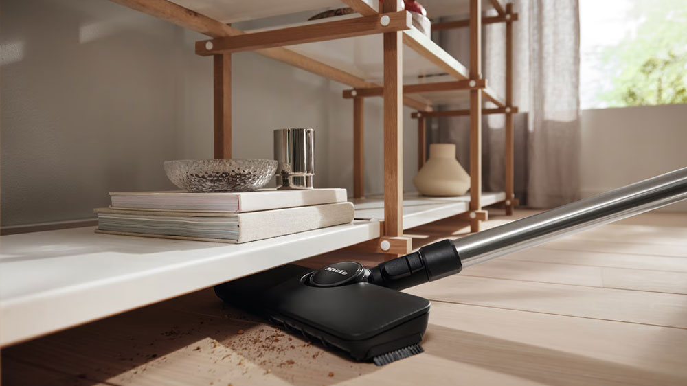 Podlahová hubice Miele FiberTeQ AllFloor SBD 380-3 používaná k vysávání prostor pod nábytkem_02