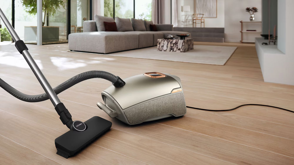 Podlahová hubice Miele FiberTeQ AllFloor SBD 380-3 připojená na vysavači položeném v obývacím pokoji_03