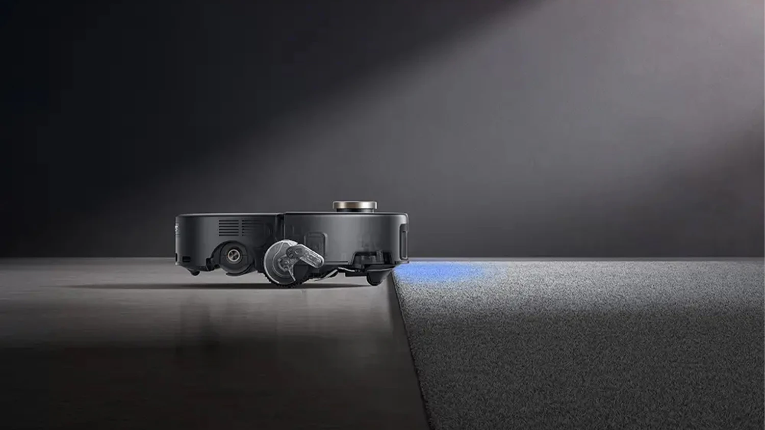 Robotický vysavač MOVA Z60 Ultra Roller uklízí tvrdou podlahu a rozpoznává koberec před sebou.