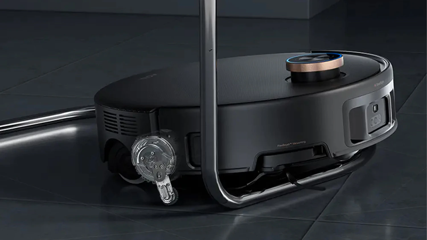 Robotický vysavač MOVA Z60 Ultra Roller přejíždí přes nohu židle a má zvednuté kolečko díky systému LiftPro.