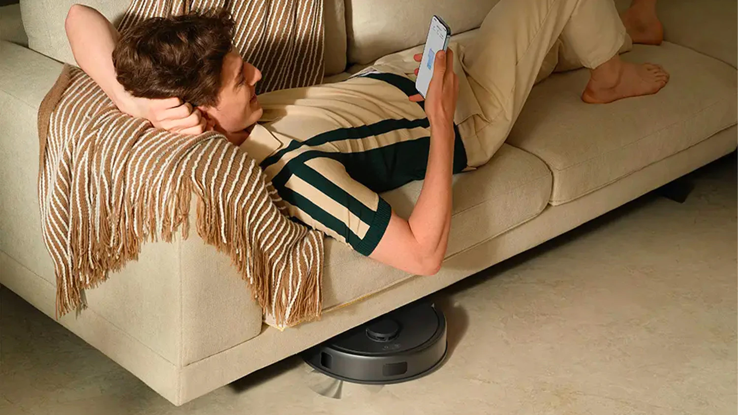 Robotický vysavač MOVA E20 Plus černý čistí prostor pod gaučem