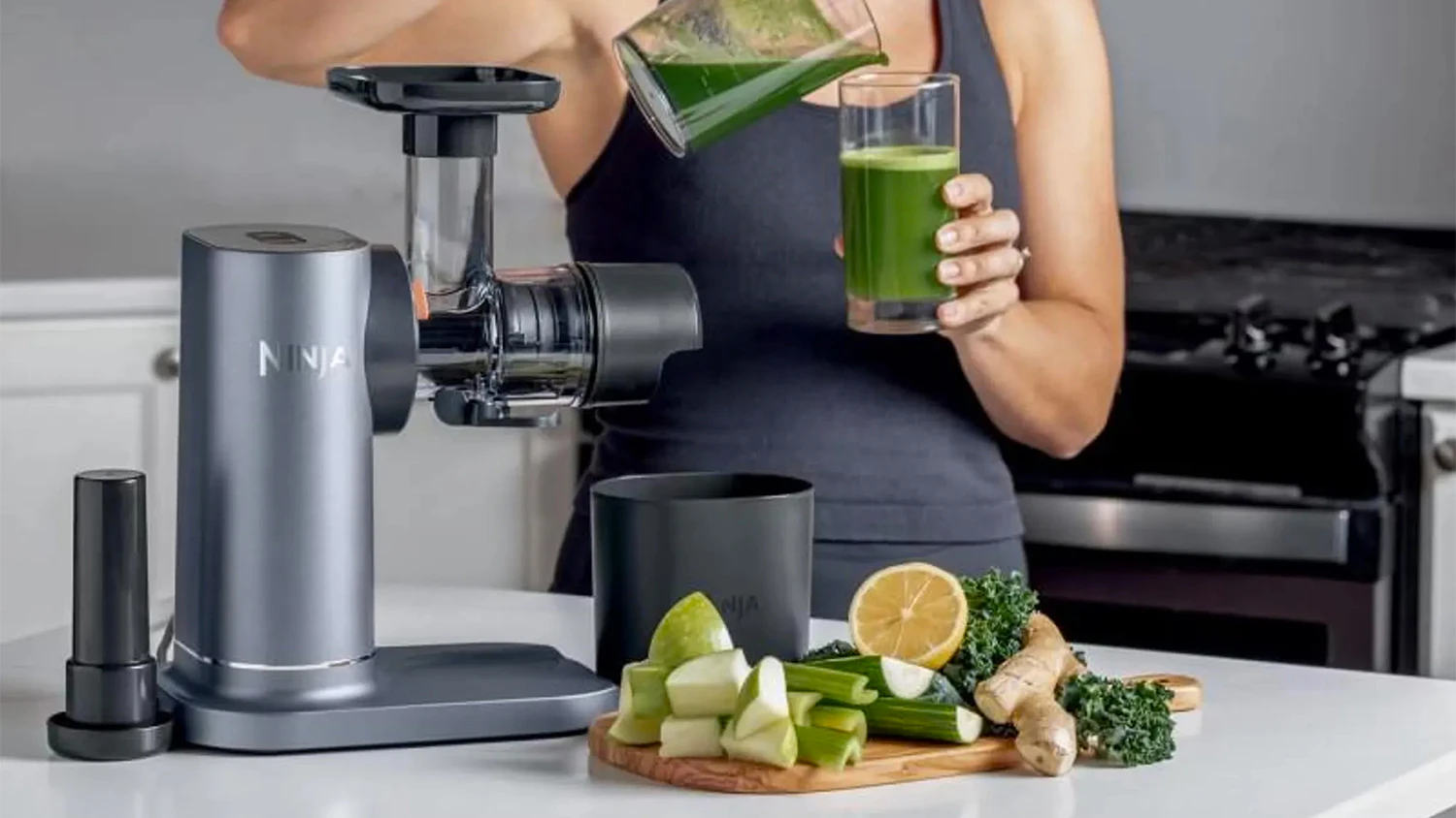 Žena si nalévá šťávu z odšťavňovače Ninja Cold Press JC151EU