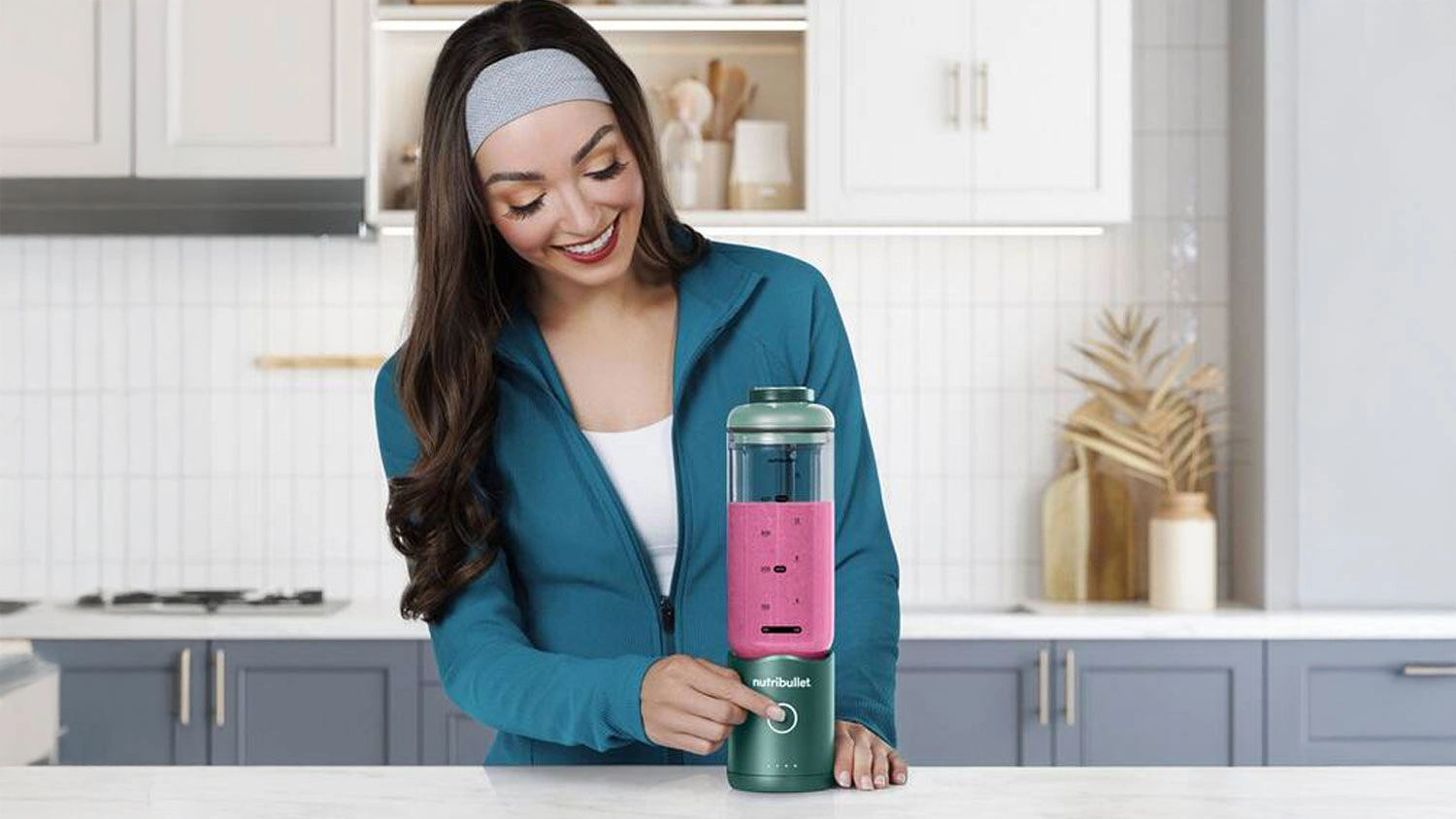 Žena připravuje smoothie