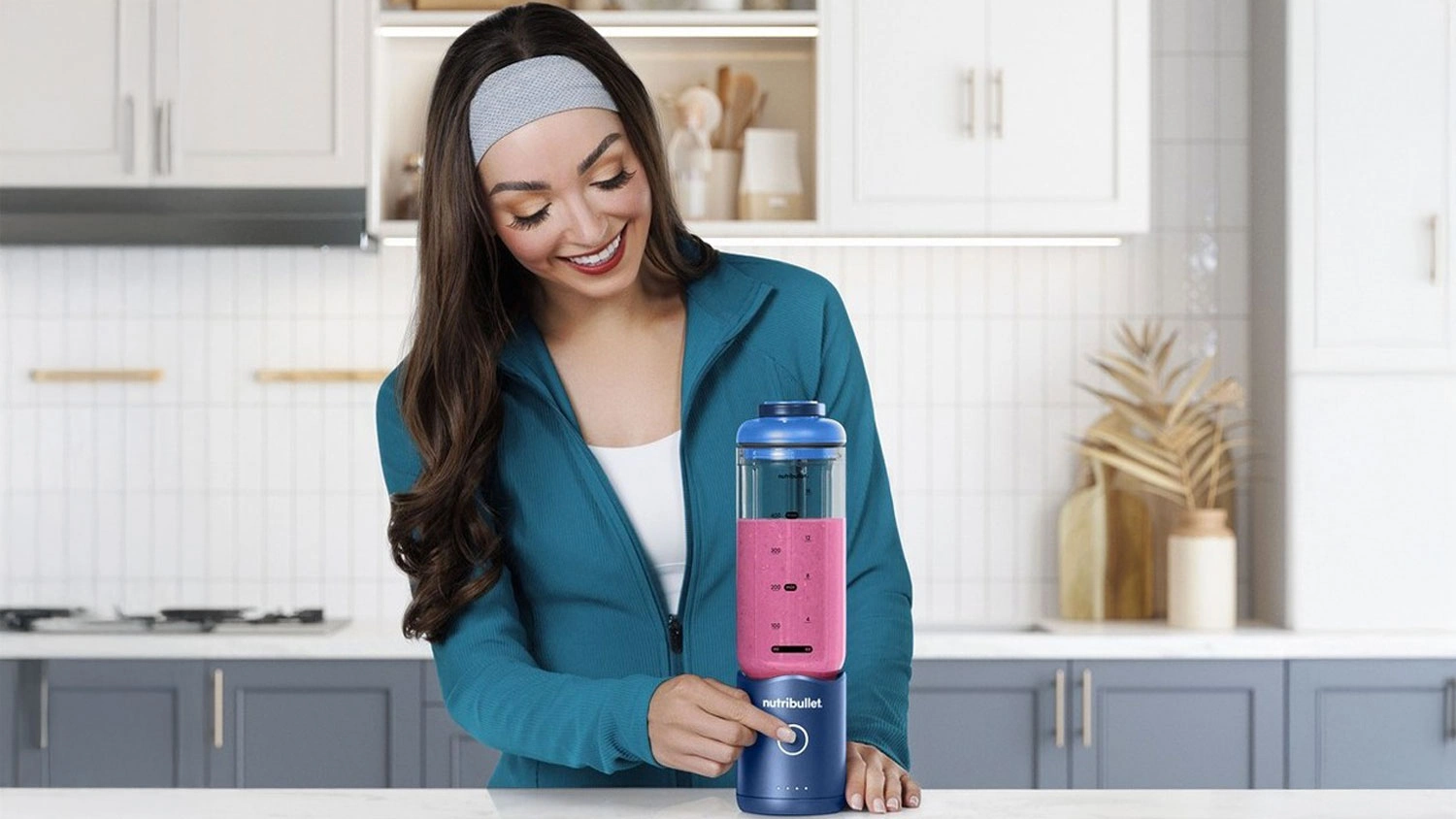 Žena pripravuje smoothie