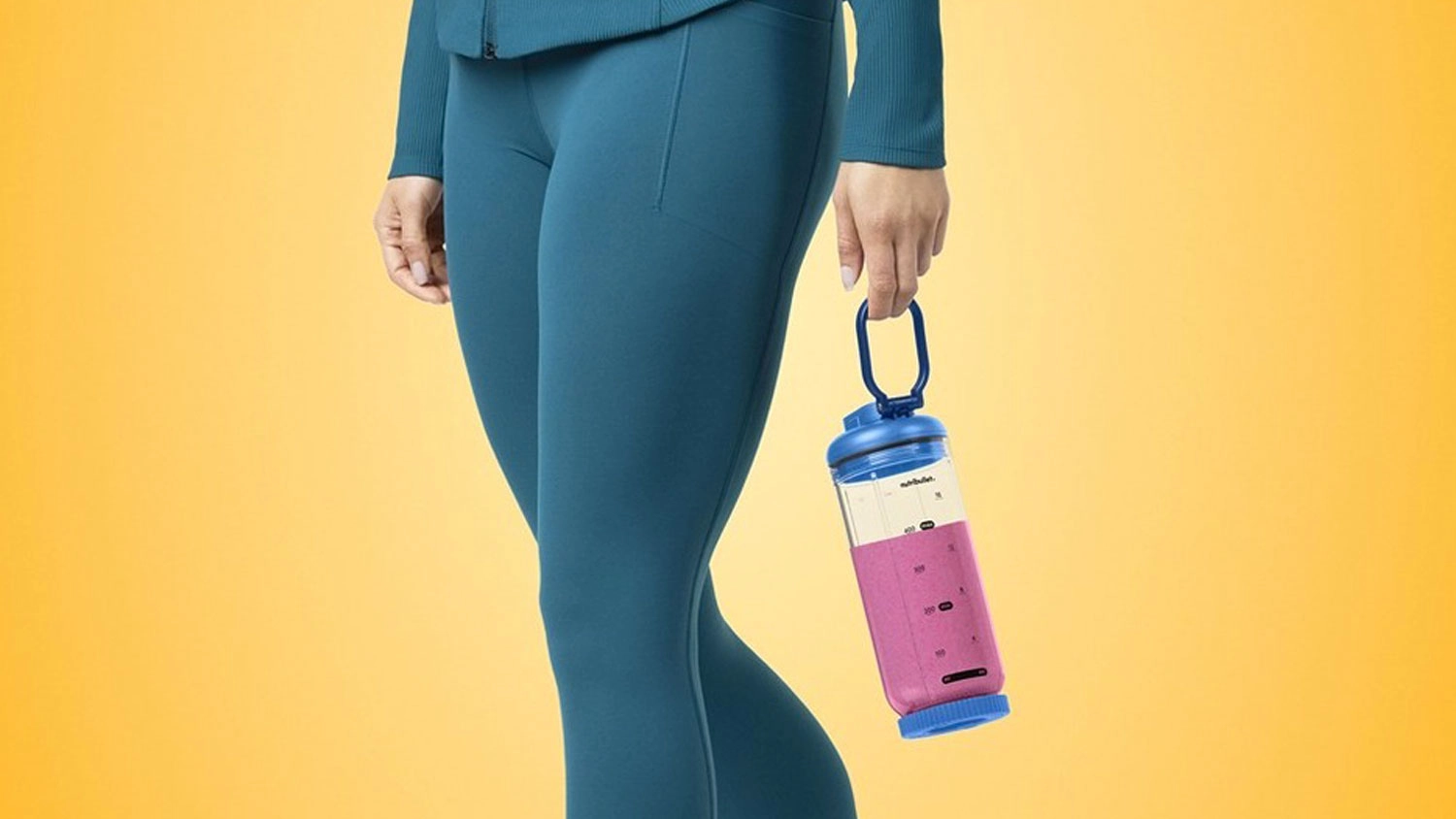 Žena prenáša nádobu so smoothie
