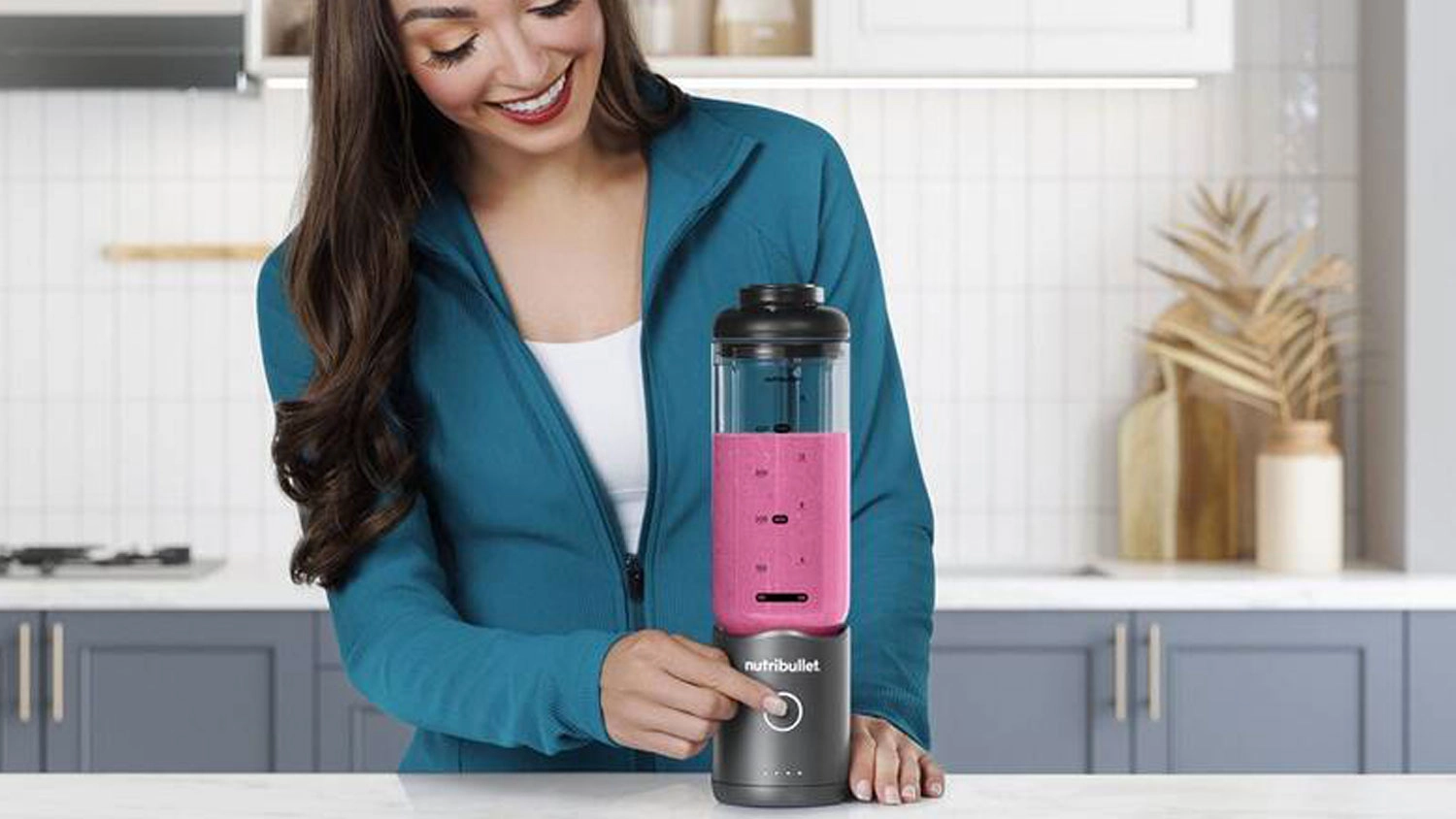 Žena připravuje smoothie