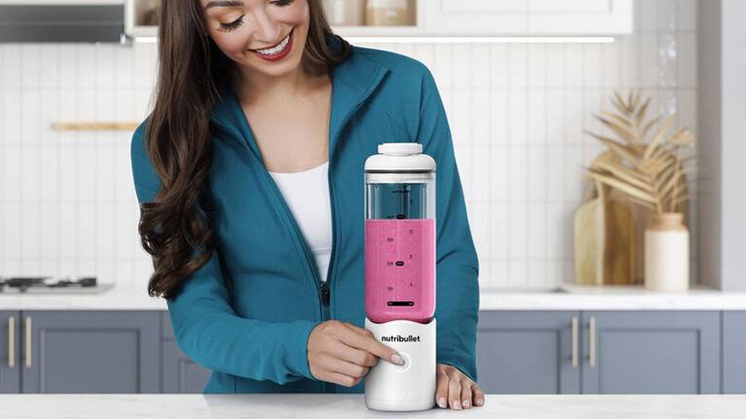 Žena pripravuje smoothie