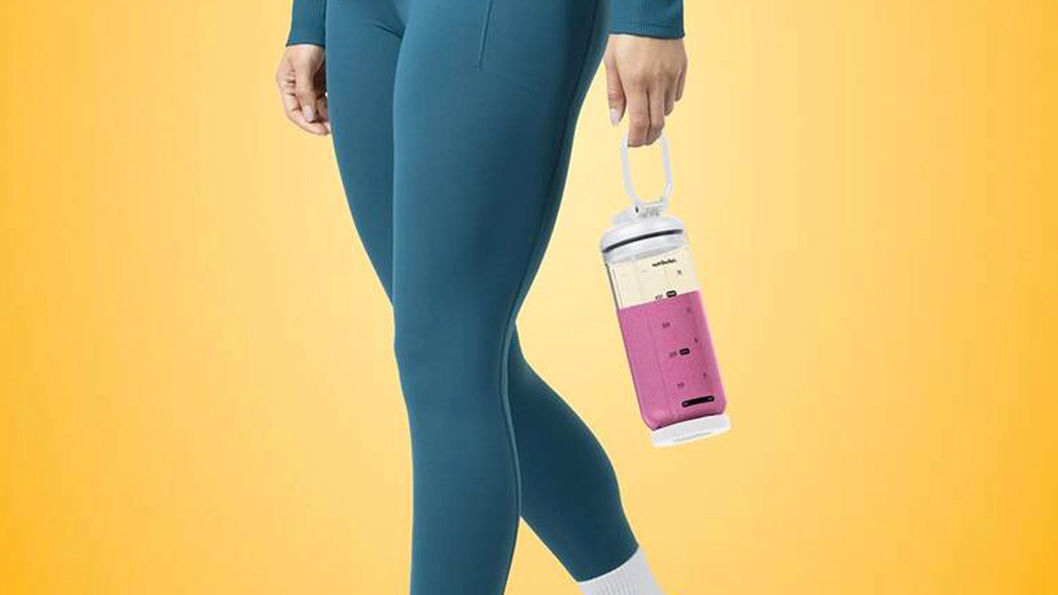 Žena pren&aacute;&scaron;a n&aacute;dobu so smoothie