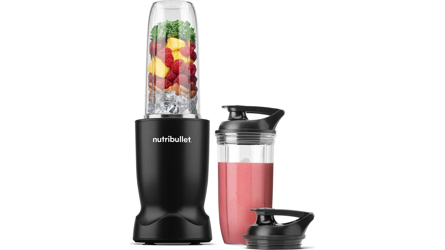 Mix&eacute;r Nutribullet připravuj&iacute;c&iacute; ovocn&eacute; smoothie
