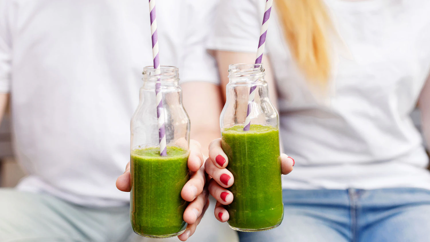 Pár držící sklenice se smoothie