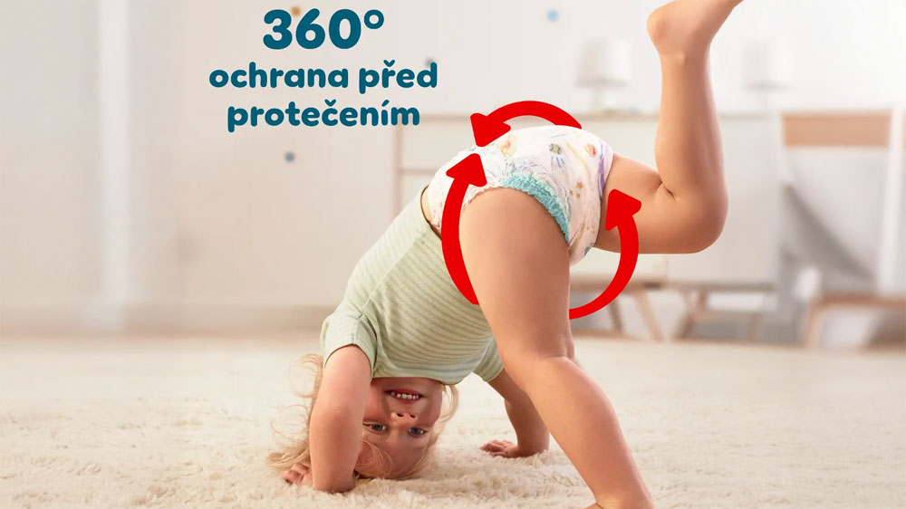 Dítě lezoucí po koberci v plenkových kalhotkách Pampers_02